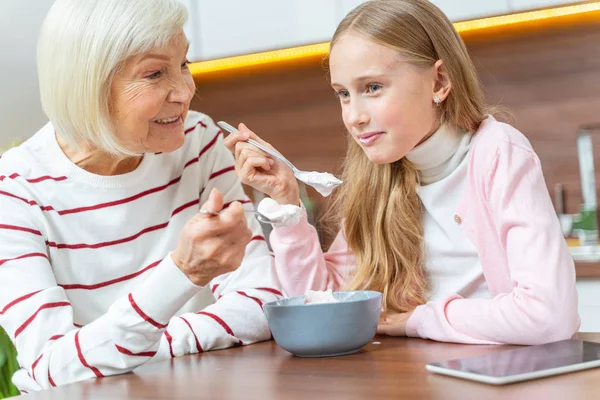 Kvinna och barn äter god glass — Stockfoto