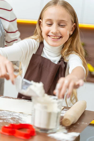 Niño sonriente mirando a la mesa de la cocina —  Fotos de Stock