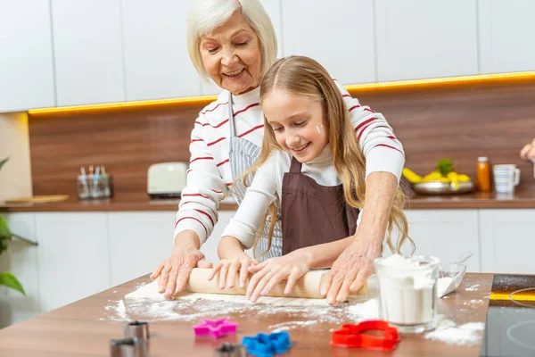 Jovencita diligente ayudando a una anciana —  Fotos de Stock