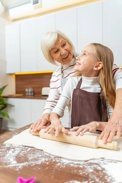 Kvinnor i förkläden ler mot varandra — Stockfoto