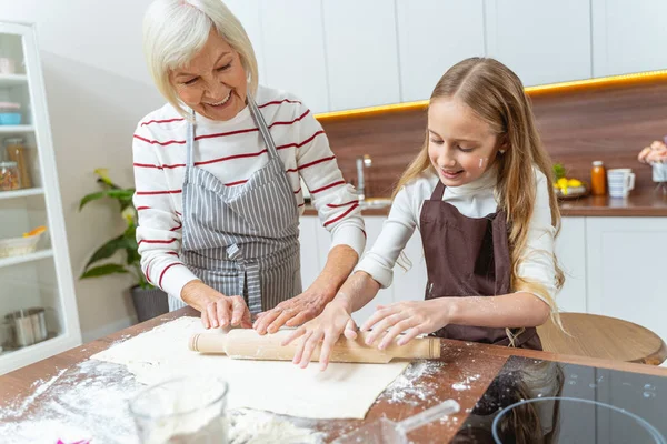 Glada hemmafru och en söt flicka som arbetar tillsammans — Stockfoto