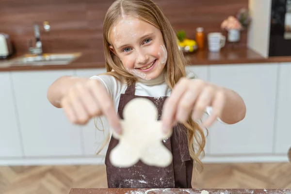 Uśmiechnięta kobieta piekarz gospodarstwa Christmas cookie — Zdjęcie stockowe