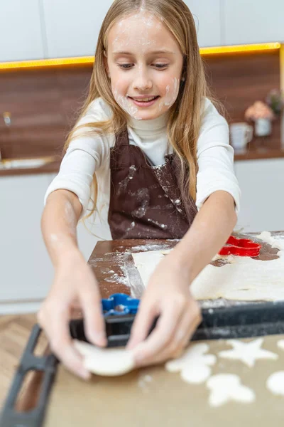 Jovencita colocando galletas en una bandeja para hornear —  Fotos de Stock