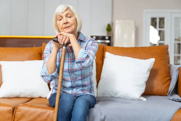 Seniorin schläft mit Gehstock — Stockfoto