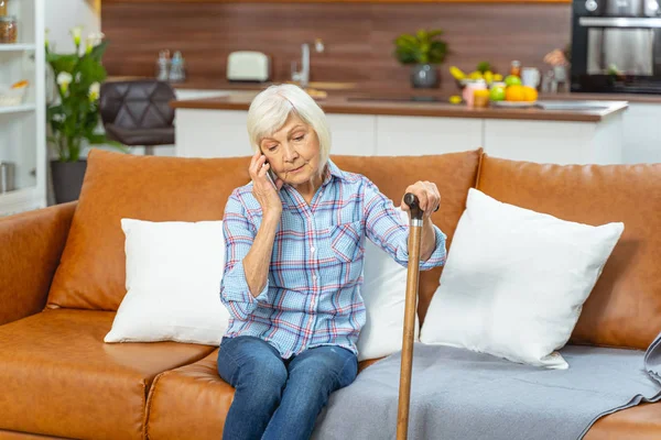 Triste femme au foyer âgée faisant un appel téléphonique — Photo