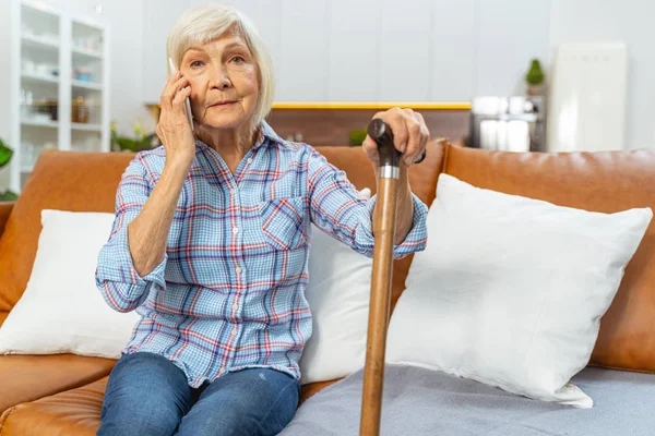 Mujer caucásica envejecida desanimada llamando a un amigo — Foto de Stock