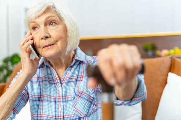 Привлекательная пожилая леди звонит по мобильному телефону — стоковое фото