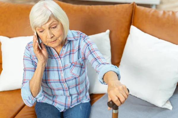 Pensionista moderna se comunica en su teléfono inteligente — Foto de Stock