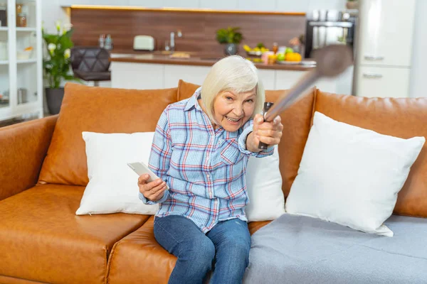 Mulher branca envelhecida alegre levantando sua bengala — Fotografia de Stock