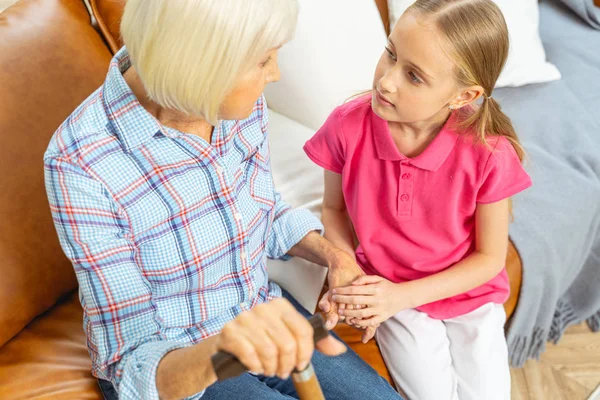 Grootmoeder kijkt naar haar schattige rustige kleinkind — Stockfoto