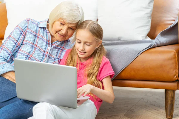 Niña y su abuela usando una computadora —  Fotos de Stock