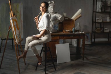 Kollarında renklerin paletini tutan büyüleyici bir sanatçı.