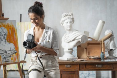 Mutlu beyaz kadın fotoğraf çekmeye hazır.