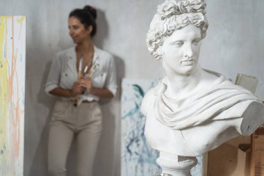 İçerideki sanat atölyesindeki güzel Yunan anıtı