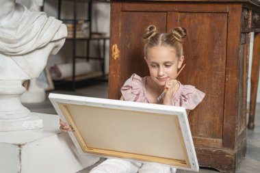 Güzel beyaz kız resim yapmaya hazır.