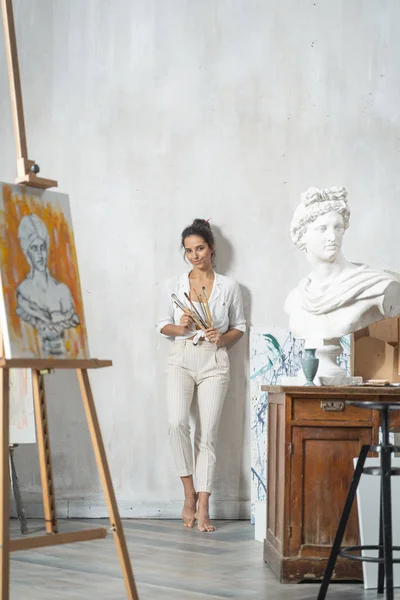 Όμορφη κυρία μαζεύεται για να ζωγραφίσει νέα εικόνα στην αίθουσα τέχνης — Φωτογραφία Αρχείου