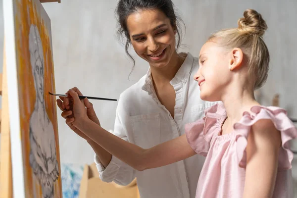 Söt liten flicka målning bild på hennes konst lektion — Stockfoto