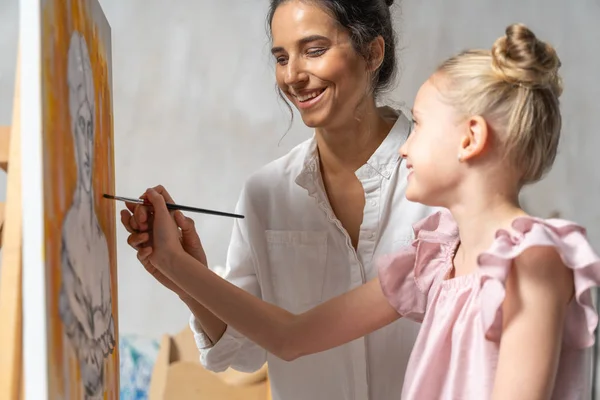 Söt flicka målning bild på hennes konst lektion — Stockfoto