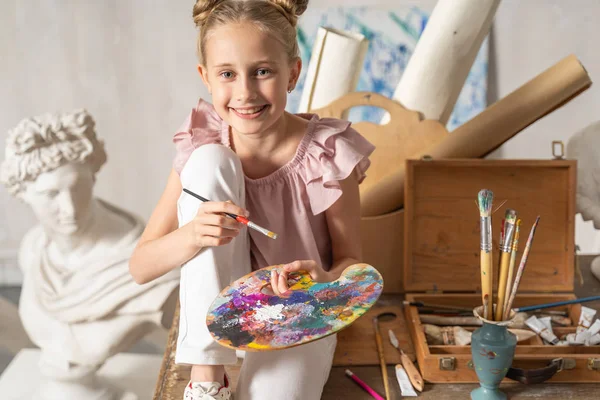 Caucásico feliz niña posando para la cámara en el interior —  Fotos de Stock