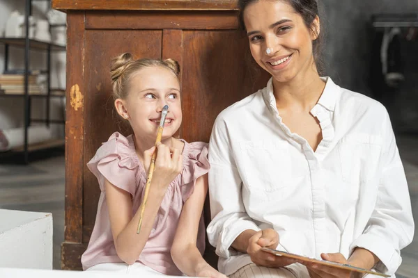 Carino piccola figlia con il naso dipinto trascorrere del tempo con sua madre — Foto Stock