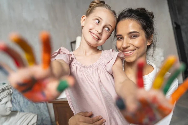 Lindo niño mostrando palmas pintadas de color a la cámara —  Fotos de Stock