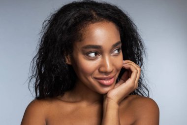 Stüdyoda birine gülümseyen güzel bir bayan.