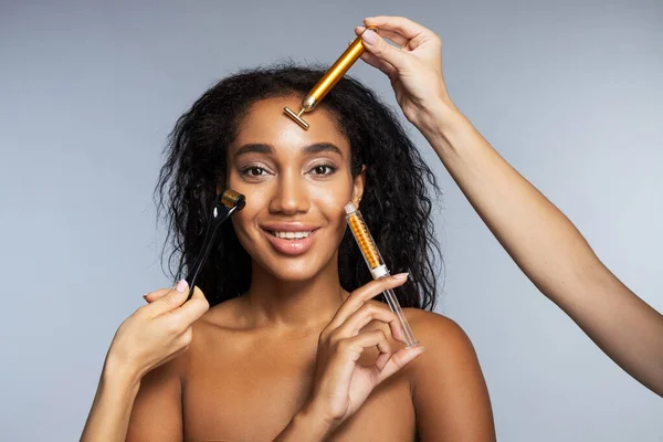 Vacker afro amerikansk kvinna med lockigt hår hålla sprutan i handen — Stockfoto