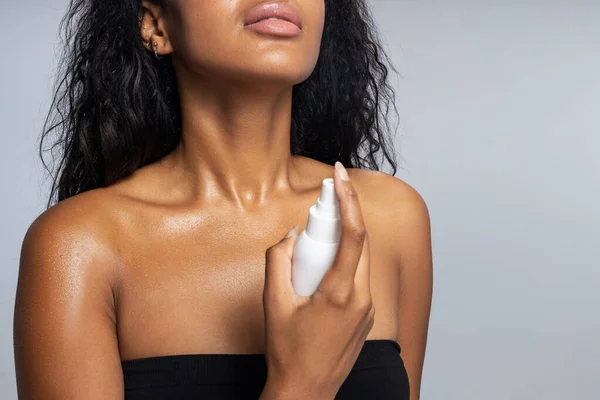 Foto recortada de menina bonito usando seus cosméticos em estúdio — Fotografia de Stock