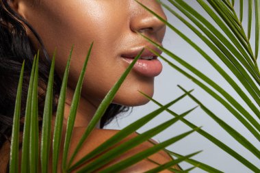 Kameraya poz veren kıvırcık saçlı genç bayan.