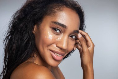 Kameraya poz veren ürkütücü makyajlı güzel bir kız.