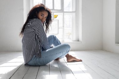 Kameraya poz veren çizgili gömlekli hoş bayan.