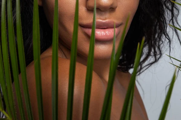 Jeune femme aux cheveux bouclés posant pour caméra — Photo