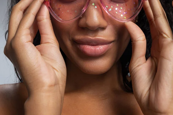 Modern renk gözlük takan Afro-Amerikalı kadın. — Stok fotoğraf