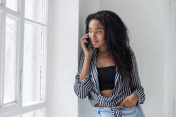 Menina bonita em camisa listrada tendo descanso em casa — Fotografia de Stock