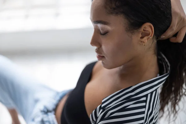 Mulher relaxada em camisa listrada tendo descanso em casa — Fotografia de Stock