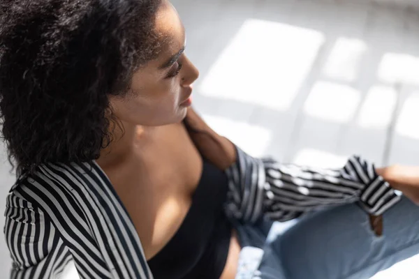 Afro americano jovem senhora posando para câmera dentro de casa — Fotografia de Stock