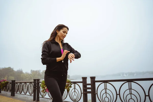 Concentré brunette femme passer sa matinée à l'extérieur — Photo