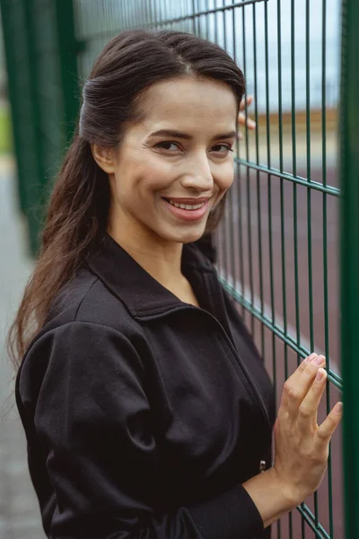 Retrato de menina bonito que demonstrando seu sorriso — Fotografia de Stock