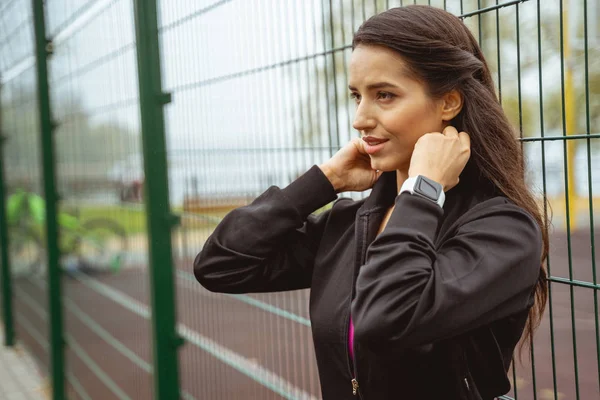 Enthousiaste femme aux cheveux longs se préparant pour des exercices — Photo