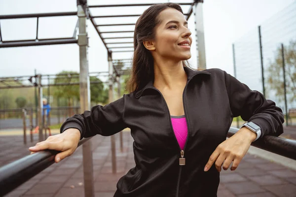 Joven mujer soñadora haciendo ejercicios matutinos — Foto de Stock