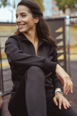 Çekici genç bayan koşudan sonra dinleniyor.