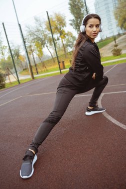 Gerinme egzersizleri yapan özenli genç bir bayan.