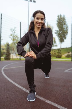 Çekici esmer kadın kameraya bakıyor.