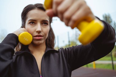 Dışarıda tek başına spor yapan sevimli genç bir bayan.