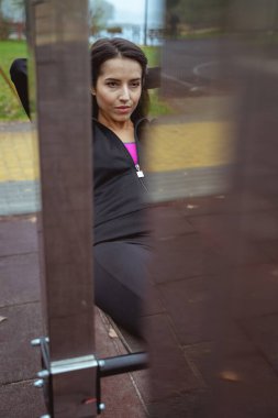 Ciddi genç bayan sabah egzersizini yapıyor.