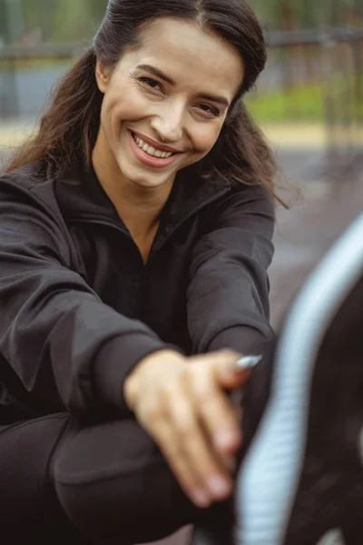 Retrato de linda chica que posando en la cámara — Foto de Stock