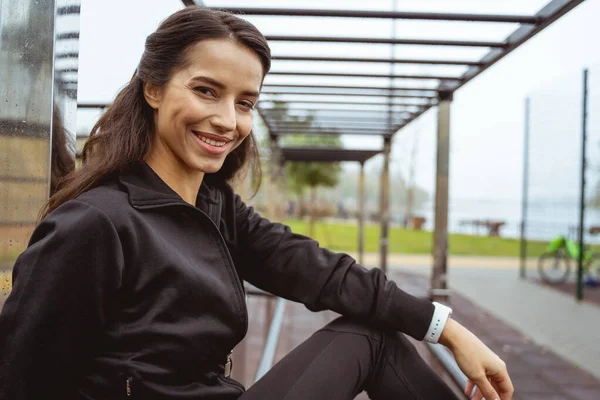 Portrait of pleased girl that looking at camera — Stock Photo, Image