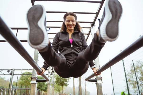 Positivo encantado morena menina posando na câmera — Fotografia de Stock