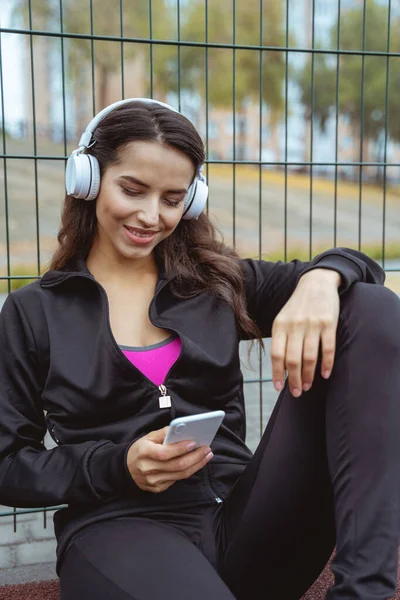 Agradable joven mujer leyendo mensaje de ingresos — Foto de Stock