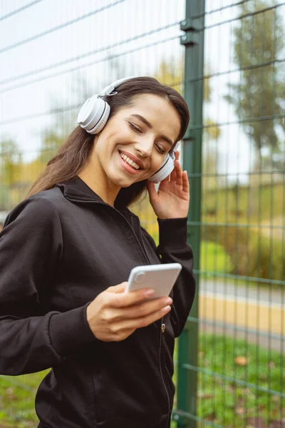 Persona femenina encantada positiva escuchando música —  Fotos de Stock